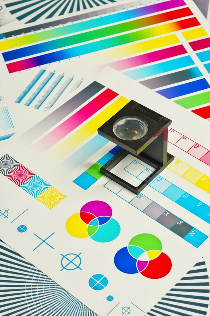 Aparat fotograficzny leżący na stosie papieru